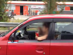 ハンドルから手を離してカップラーメンを食べながら運転する女性 ガクブル映像 動萬 Douman