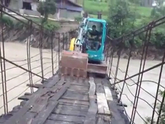 Crazy-Excavator-goes-across