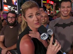 Erin-Andrews-Photobombed-on