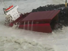 フランス沖で貨物船が難破、