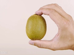 How-to-Peel-a-Kiwi-or-Mango