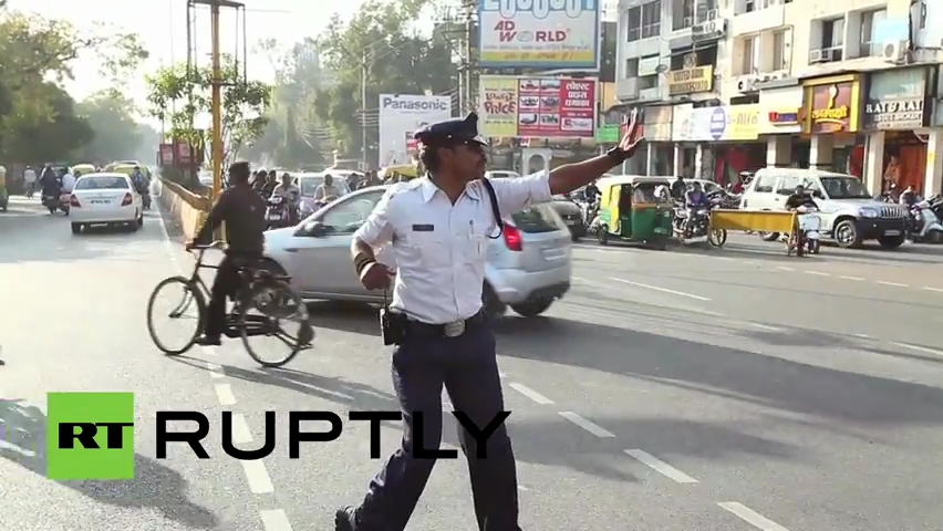 Moonwalking cop_ Indian officer directs traffic with style.mp4_000029480